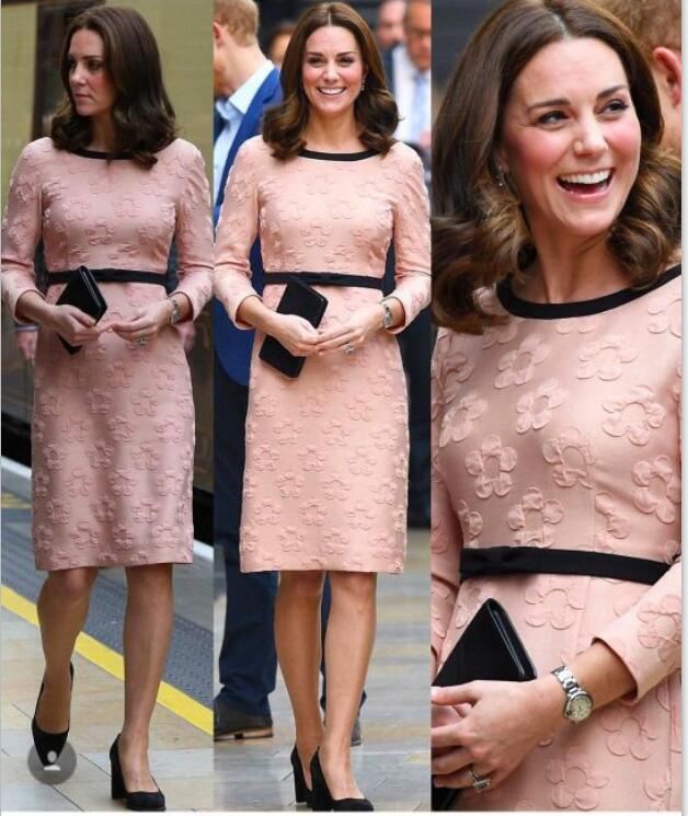 

Elegant Mother Of The Bride Dresses With Black Belt Blush Pink Cheap Jewel Neck Knee Length Formal Dresses Long Sleeve Mother Dresses