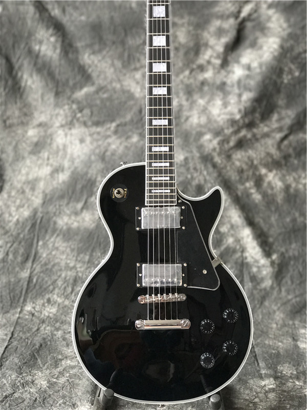 Nouvelle arrivée vente chaude custom shop guitare électrique finition noire brillante touche en ébène avec frettes reliures d'extrémité, avec mat