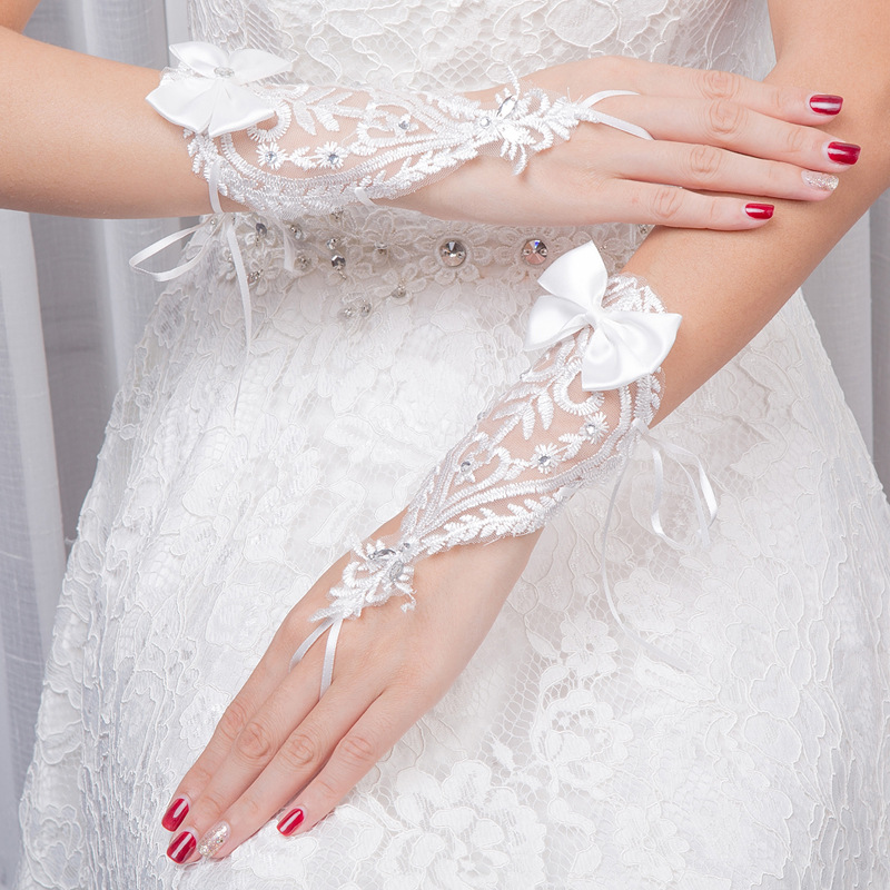

Elegant White Beaded Lace Bridal Gloves Wrist Length Fingerless Wedding Gloves With Bow Rhinestones Formal Party Short Glove