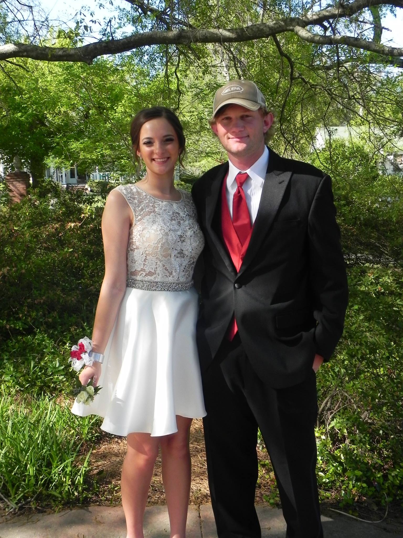 

Knee Length Homecoming Dresses Gowns Short Scoop Tank A-Line Lace Prom Dresses Beaded Appliques Open Back Party Dresses, Burgundy