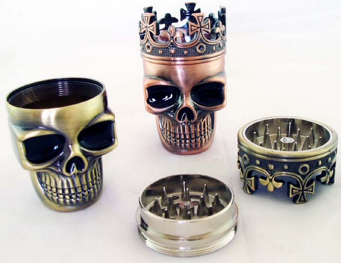

Smoking Accessories Metal King Skull Tobacco Herb Grinder 3-Part Spice Crusher Hand Muller Plastic Grinders Magnetic with Sifter