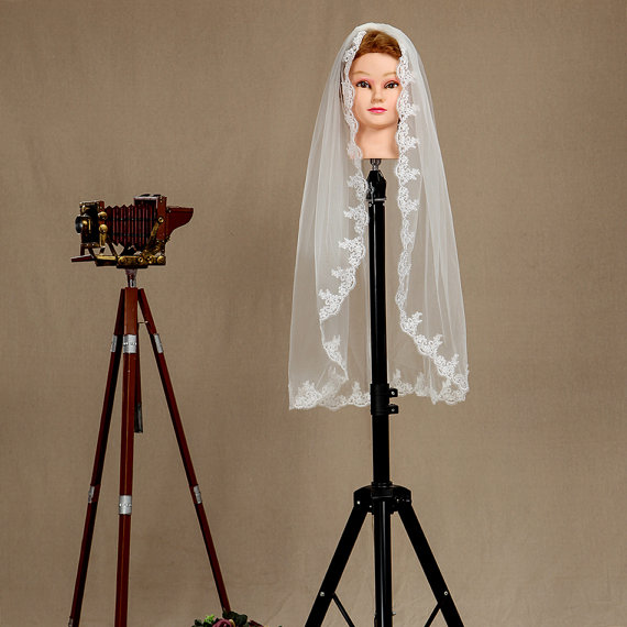 

New In Stock Real Image Beautiful Lace Applique Edge One Layer Elbow Length Without Comb Lvory White Wedding Veil