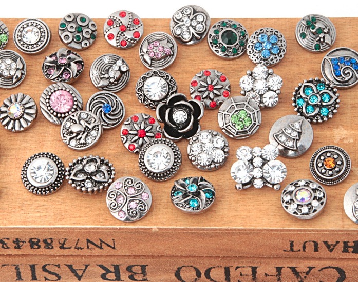 

Button Jewelry 50pcs lot High quality Mixed Many styles 12mm Metal Snaps Button Charm Rhinestone Styles Button Ginger Snap Jewelry Bracelets