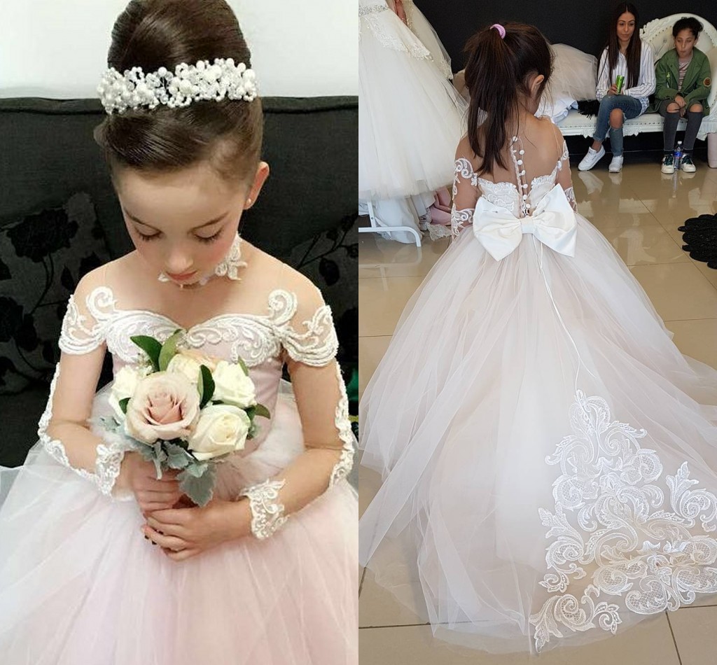 

2022 aPrincess Ivory Tulle Long Sleeves Flower Girls Dresses with Bowknot Lace Applique Beaded Pearls Weddings Christmas Girl Pageant Dresses, Light yellow