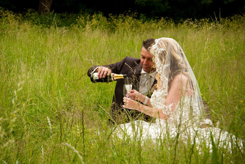 

Hot Best Selling Elegant Vintage Bridal Veils One Layer Elbow Length Veil With Beautiful Appliques Edge Wedding Veils With Comb, White