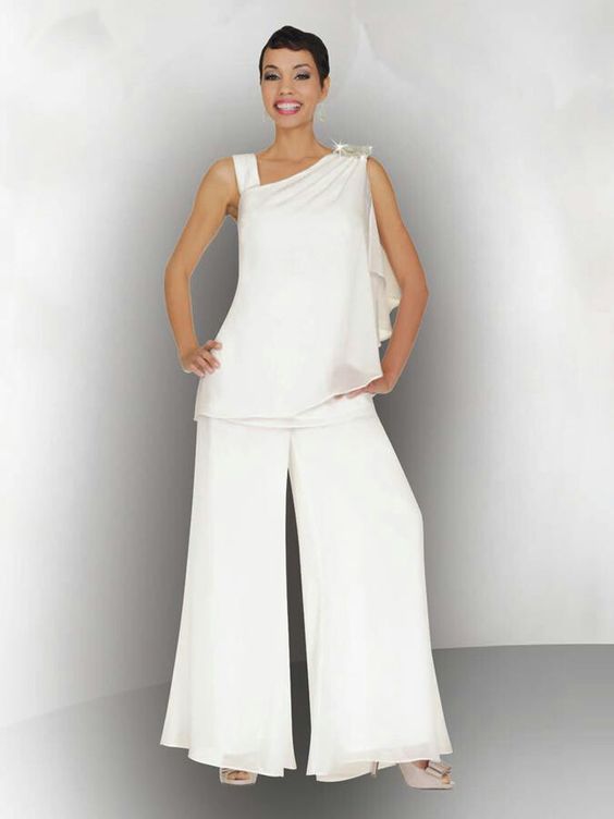 

Elegant Women Mother Of The Bride Groom Pant Suit Ruched Crystal Plus Size White Chiffon Formal Wedding Guest Dresses