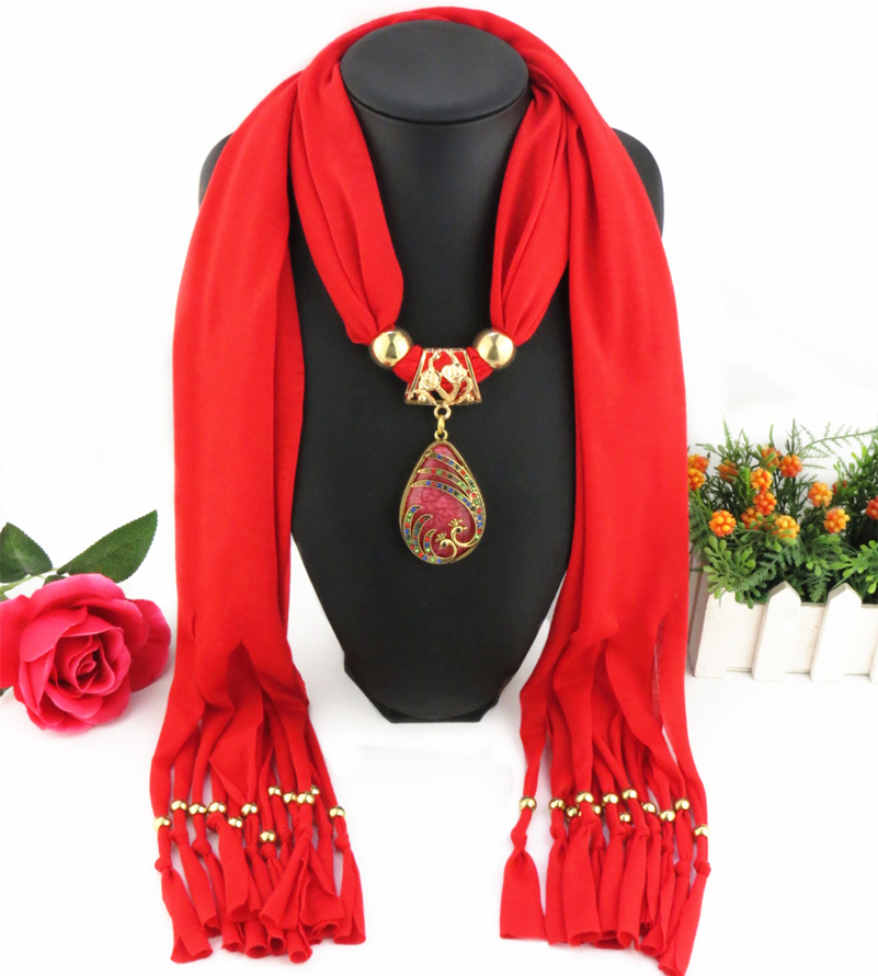 

Direct Factory Newest Fashion Alloy Rhinestones Pendant Scarf Bird Peacock Colored Scarves Necklace From China Factory