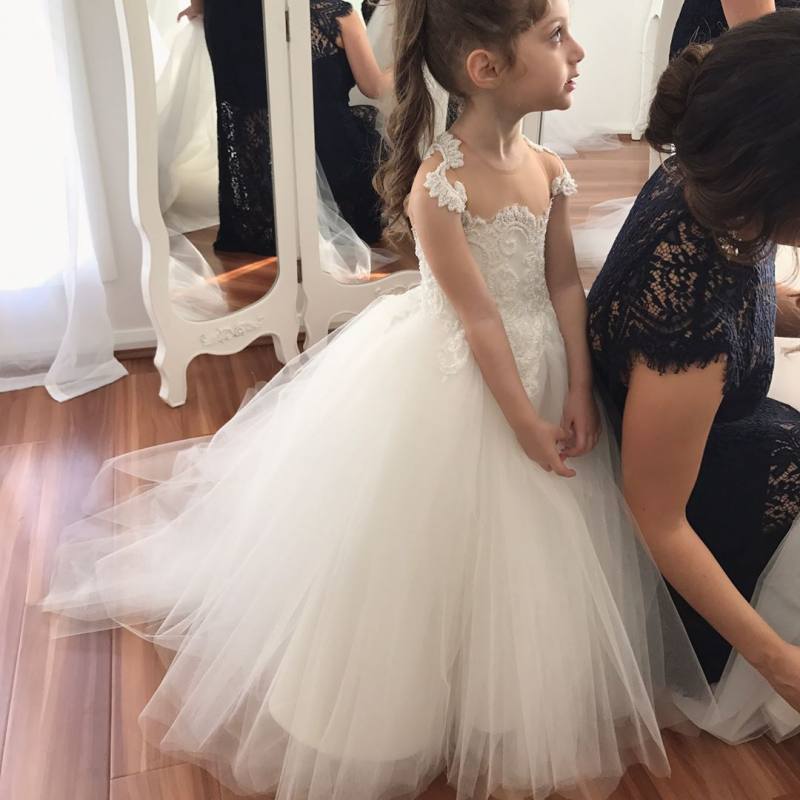 

Adorable Lace Ball Gown Flower Girl Dresses For Weddings Little Girls Pageant Dress Appliques Buttons Back Sweep Train Tulle Communion Gowns, Silver