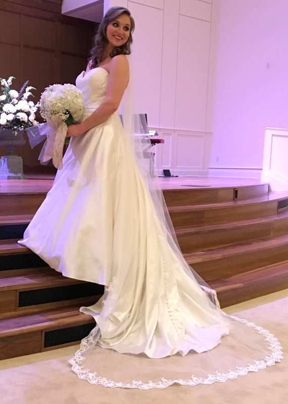 

Luxury Accessories Alloy CombNew Top Quality Best Sale Romantic Chapel White Ivory Lace Applique veil Bridal Head Pieces For Wedding Dresses