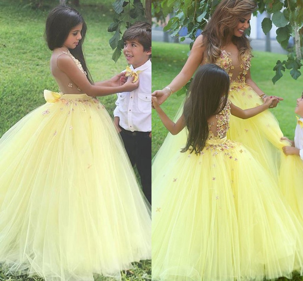 vestido preto com flores amarelas