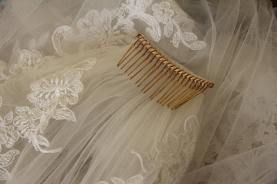 

Hight Quality r Best Sale Romantic Fingertip Length White Ivory Lace Applique veil Mantilla Veil Bridal Head Pieces For Wedding With Comb