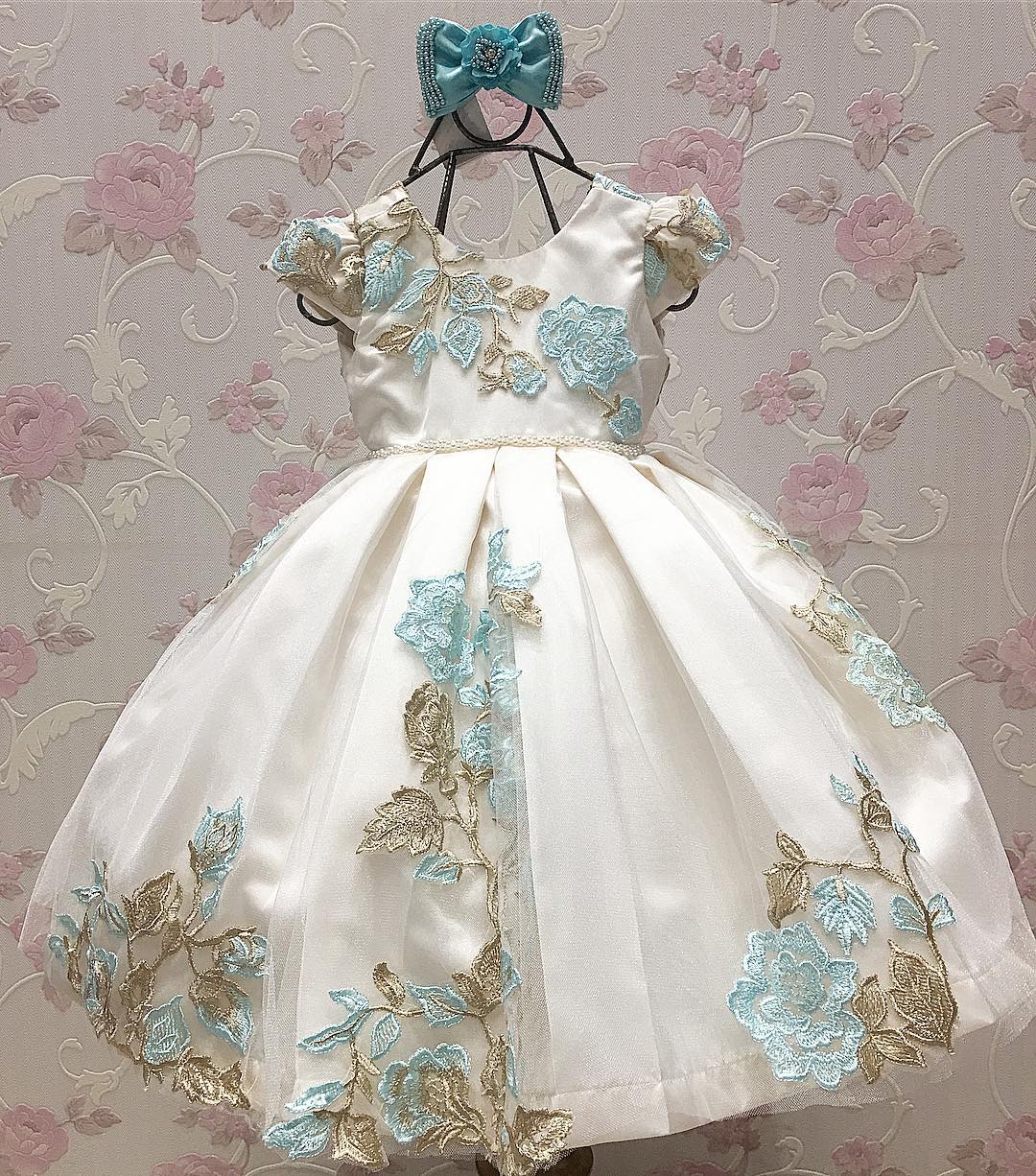 

Lovely Pearls Ball Gown Flower Girl Dresses For Weddings Lace Appliques Little Girls Pageant Dress Tulle Cap Sleeves First Communion Gowns, White