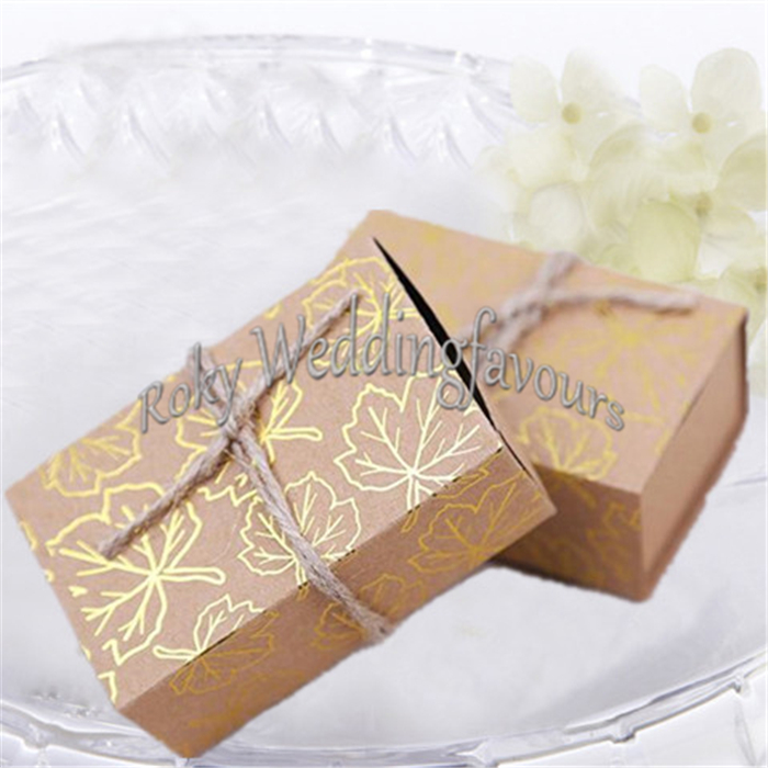

FREE SHIPPING 100PCS Fall Autumn Kraft Gold Maple Leaf Candy Boxes Wedding Party Favors Bridal Shower Engagement Party Table Setting Ideas
