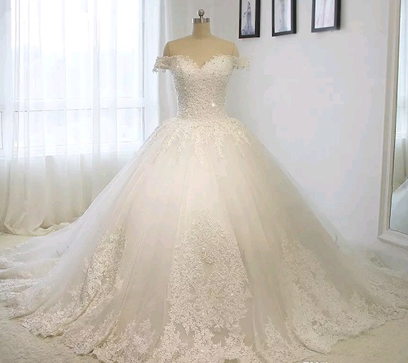 

Gorgeous 2019 Off The Shoulder Wedding Dresses Sparkly Beaded Crystal Puffy Ball Gown Lace Appliques Bridal Gown Custom Made, Silver