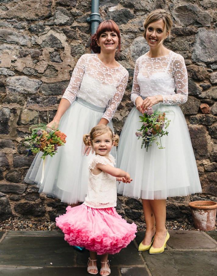 

Cheap Lace Tea Length Country Bridesmaids Dresses Sheer Bateau Neck A-Line Wedding Guest Dress With Long Sleeves Short Maid Of Honor Gowns