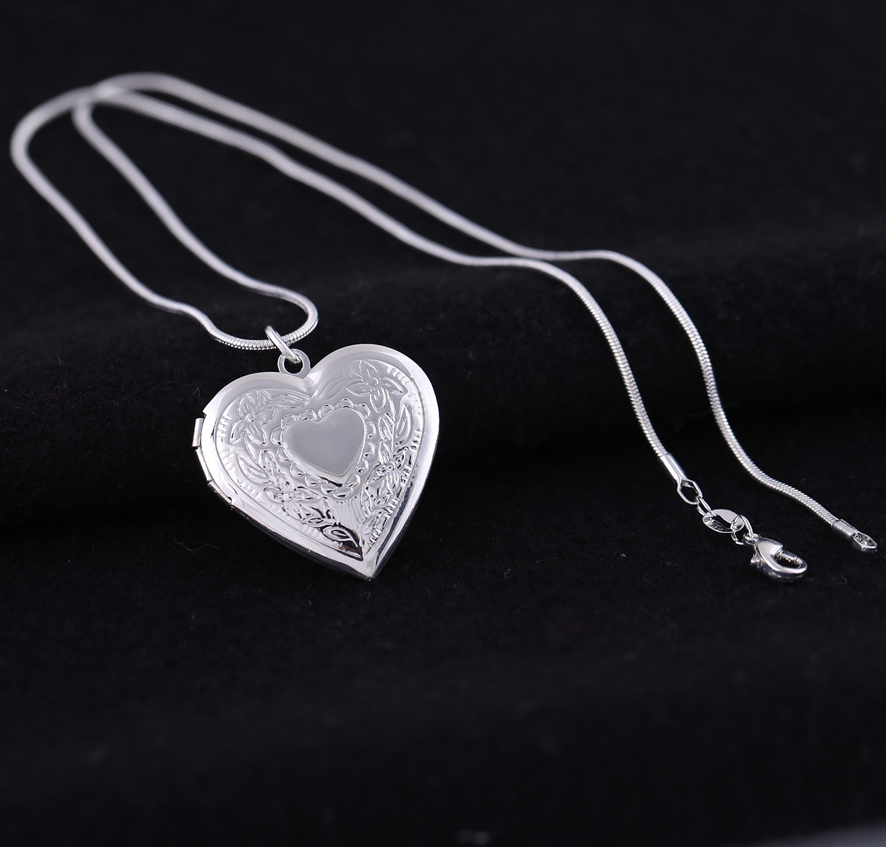 

Silver Plated 925 Lockets Pendant Necklaces Heart Carved Charm Photo Frames Can Open Locket Necklace Valentine's Day Gift For Women Girl