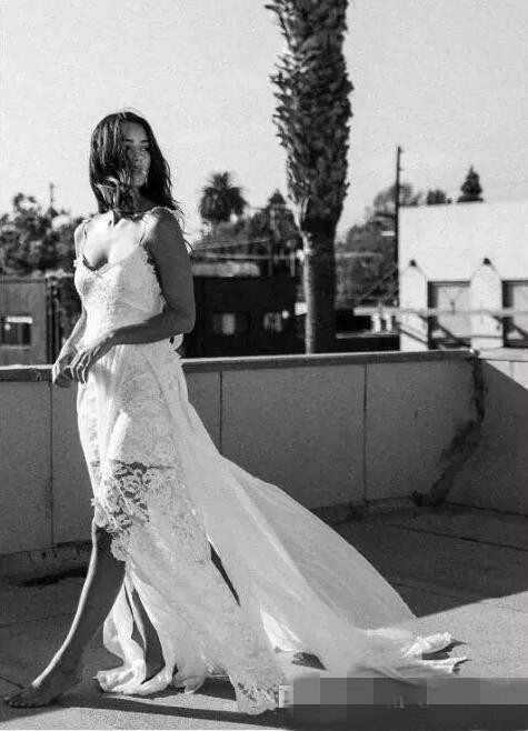 

2019 Beach Wedding Dresses Thigh-High Slits beautiful lace bodice with artfully hand-cut lace and drapes of chiffon flowing Bride Gown, Red