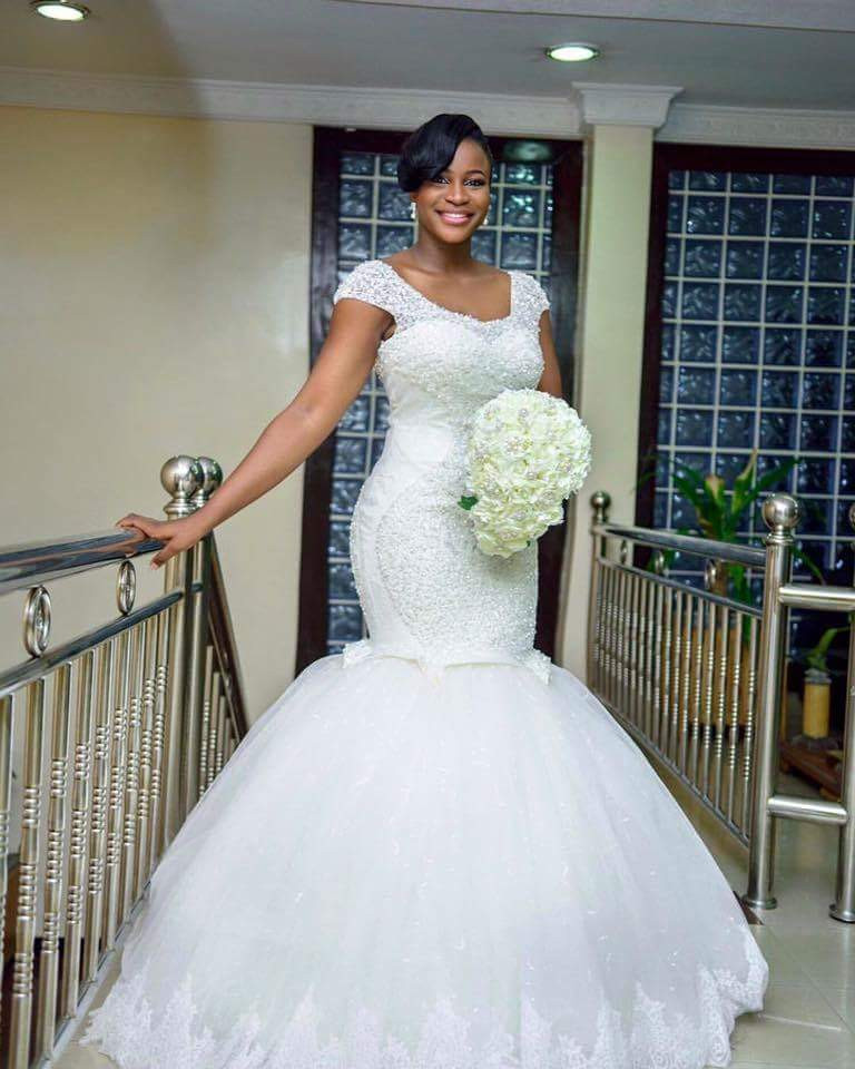 

Aso Ebi Style 2019 Stunning Crystal Plus Size Wedding Dresses Scoop Neck Puffly Skirts Court Train Mermaid Bridal Gown Custom Made, Red