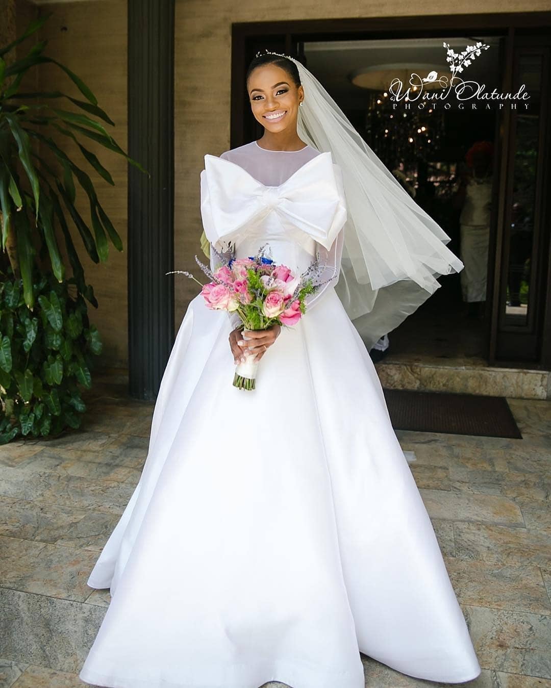 

Illusion O-Neck White African Wedding Dresses Sheer Tulle Long Sleeve Wedding Gowns Simple Satin with Big Bow Front Country Bride Dresses