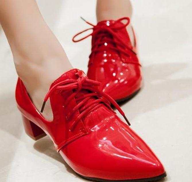 

In 2015 big red patent leather shoes with a British style thick with low band deep