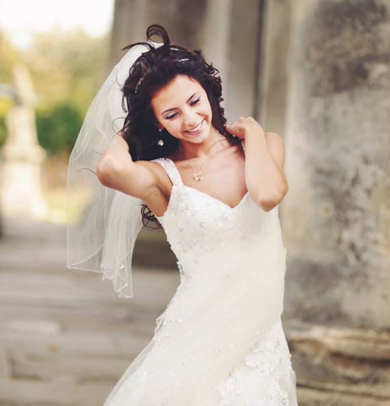 

Hot Saling Beautiful Swarovski Rhinestone Edge With Comb 1T Lvory White Wedding Veil Fingertip Bridal Ve