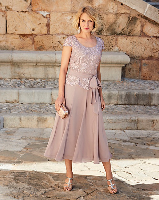 

Hot Sale Tea Length Appliques Mother Of The Bride Dresses Scoop Neck Wedding Guest Dress A Line Chiffon Plus Size Evening Gowns