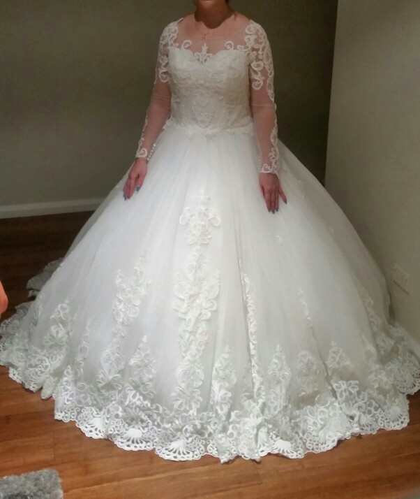 

Vintage Princess Ball Gown Wedding Dress Vestido de Noiva Scalloped Long Sleeve Lace Appliques Tulle Bridal Gowns Robe de Mariee, White