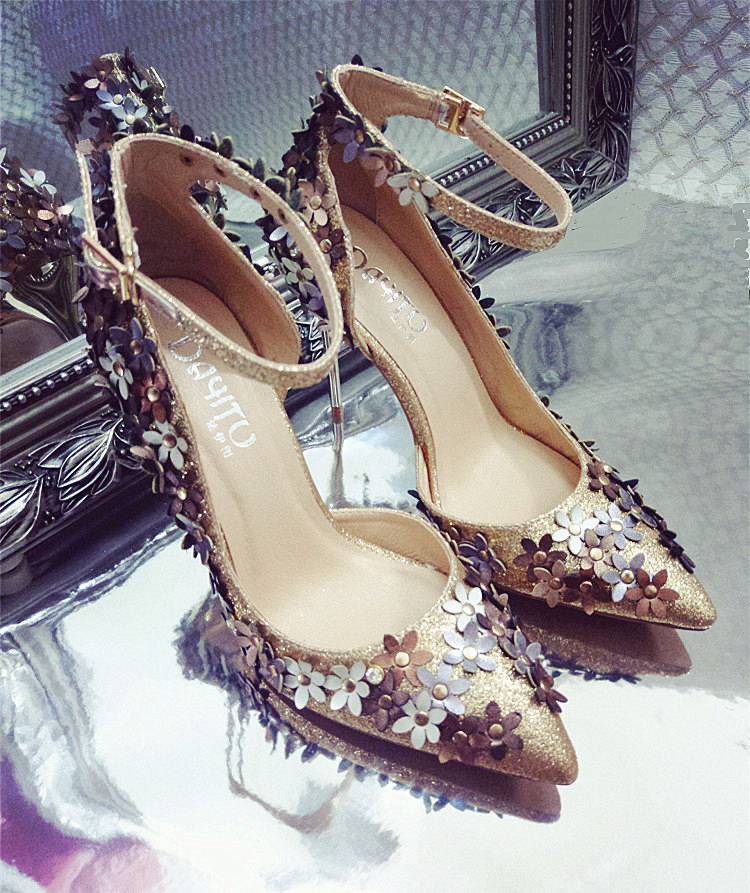 2021 Chaussures de mariage sexy talons minces Chaussures de mariée pointues orteil bling or / argent chaussures de mariage avec fleur pour cockta