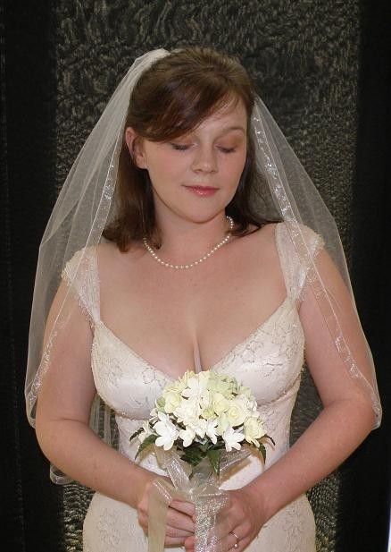 

New Top Fashion In Stock Real Image Ribbon Edge One Layer With Comb Lvory White Elbow Length Wedding Veil Bridal Veils, Red