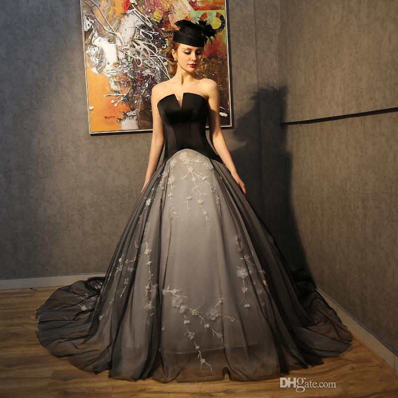 2019 Vintage Gothic Wedding Dresses New Style Sexy Black Strapless White Beaded Lace A Line Backless Corset Bridal Gowns Chapel Train