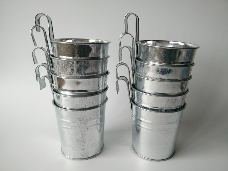 

Wholesale-10Pcs wall hanging Galvanized bucket Silvery Metal Plant Flower Pots Hanging Wedding Tub vertical balcony pot