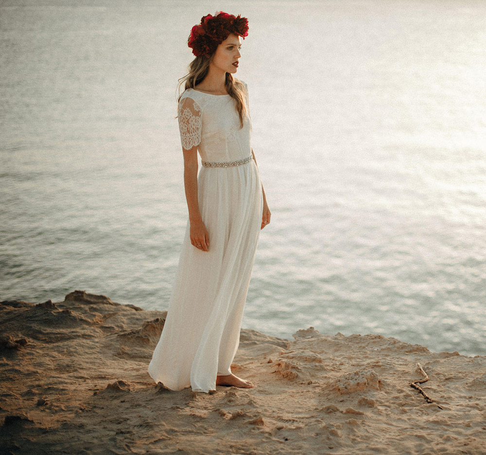 

Stunning Beach Wedding Dresses with Detachable Shining Sash Pleats Chiffon with Floral Lace Bridal Gowns Wedding Dress Plus Size, Ivory