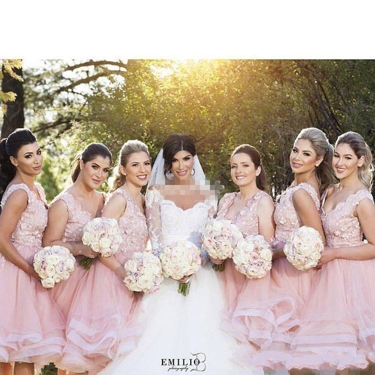 

Blush Pink Lace Bridesmaid Dresses Short Beach Party 2022 Knee Length 3D Floral V-neck Tiered Skirt Maid of Honor Wedding Guest Evening Gown