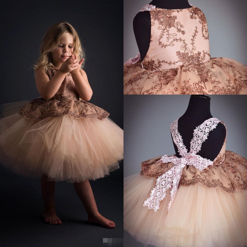 2019 Robes De Bal En Peluche Fleur Filles 'Robes Pour Mariages Dentelle Applique Courte Robe De Concours Pour Filles Perles Genou Longueur Robes