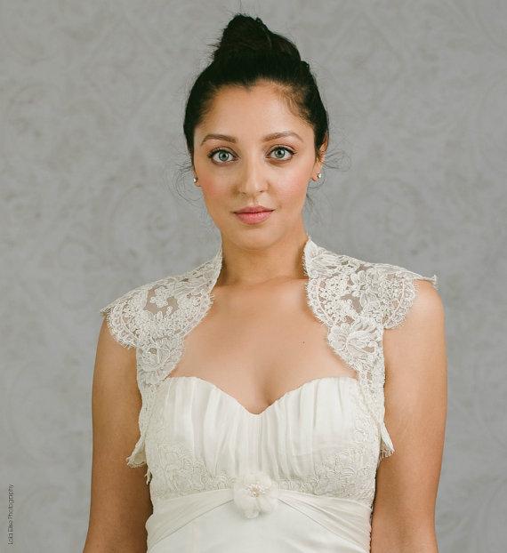 

2018 Short Cheap Bridal Wraps Hollow Back Bridal Coat Lace Jackets Wedding Capes Wraps Bolero Jacket Wedding Dress Wraps Plus Size, White