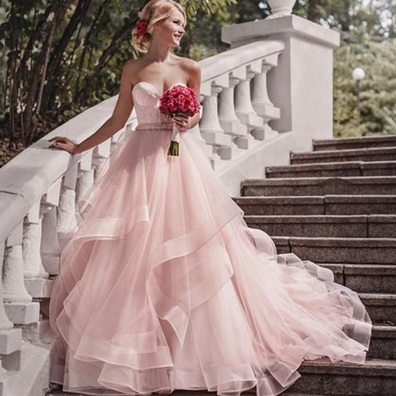 

Blush Pink Garden Wedding Dresses with Ribbon Belt Sweetheart Beads Ruffles Skirt Princess Bohemian Bridal Gown Colorful Vestido de Noiva, Silver