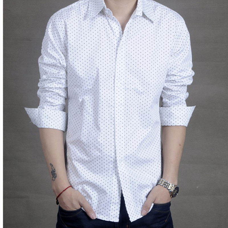 camisa blanca con puntos hombre