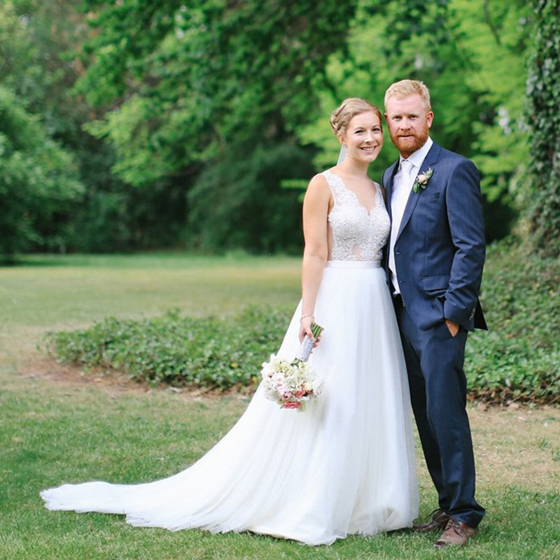 

Backless A-Line Wedding Dresses V Neck Lace Vintage Wedding Gowns Puffy Tulle Bridal Wear vestido longo branco, Champagne