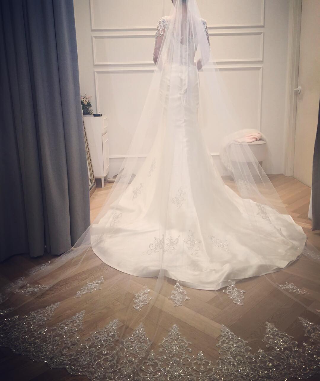 

Bling Bling Crystal Bridal Veils Cathedral Length Lace Applique Beads Wedding Veil Ivory Or White Veil With Free Comb