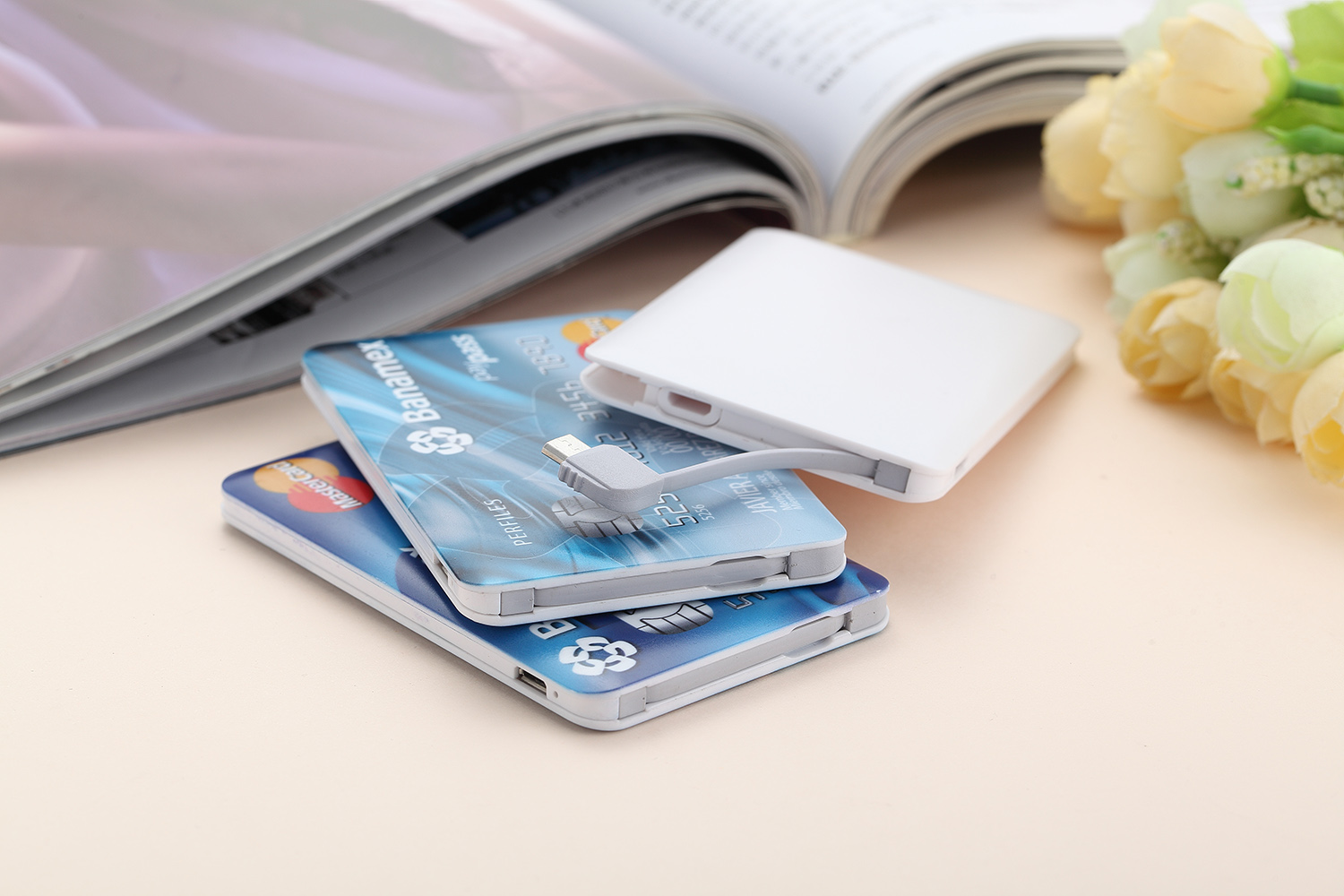 

8MM ultra-thin gift custom mobile power comes with Micro lines, with iOS charging head, you can customize a variety of colors, LOGO patterns