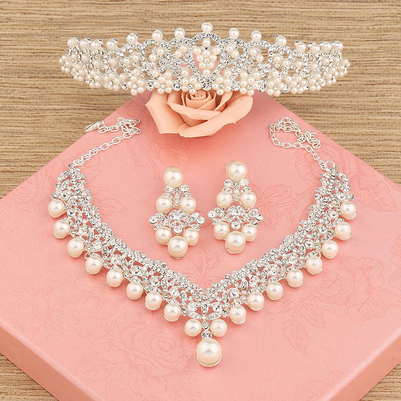 

2017 Luxury The bride hair accessory three pieces set wedding accessories hair accessory necklace earrings marriage accessoriesTiara Crowns, Silver