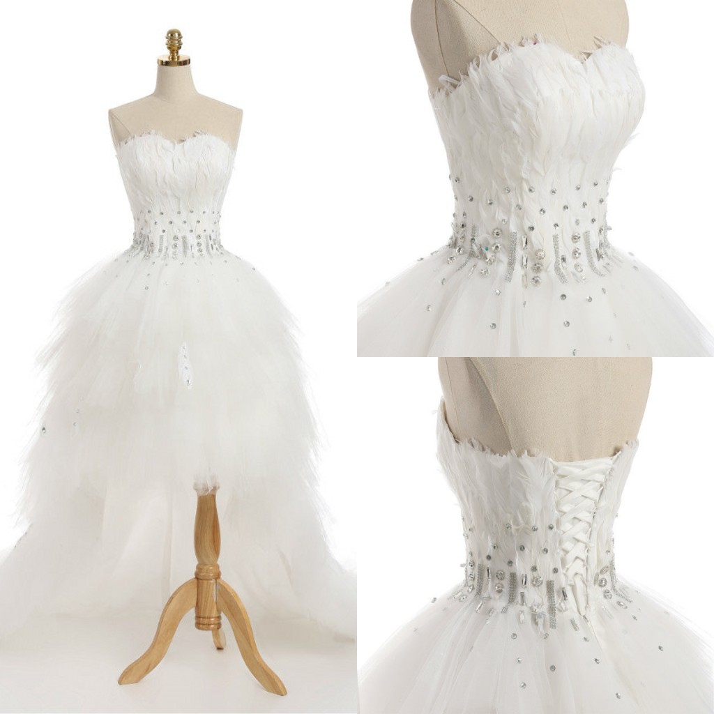 Robe de mariée rétro 2021 avec plumes réel échantillon chérie sans manches sexy cristal perles de corset hi-lo corset robes de mariée sur mesure