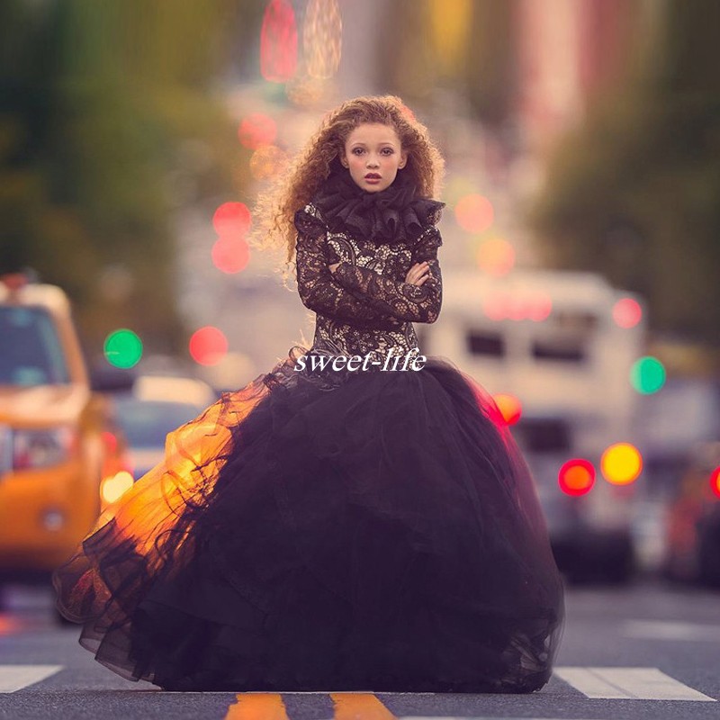 

2020 Black Lace Flower Girl Dresses Gothic Long Sleeve High Ruffles Neck Girls Pageant Dress Floor Length Tulle Communion Dresses, Hunter