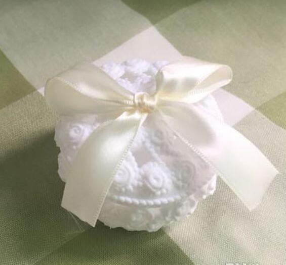 

Rose Wedding Favor Candy Tin Elegant Flower and Bow Gift Box with Bling Ribbon for Party Decoration Pretty Wedding Accessories, White