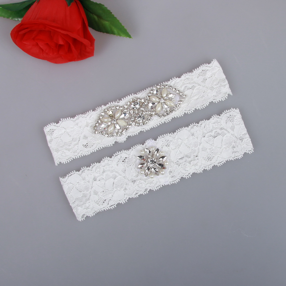 

Vintage Bridal Garters Prom Garter Bridal Wedding Garter 2 Piece set Lace Rhinestones Pearls In Stock Cheap Plus Size, White
