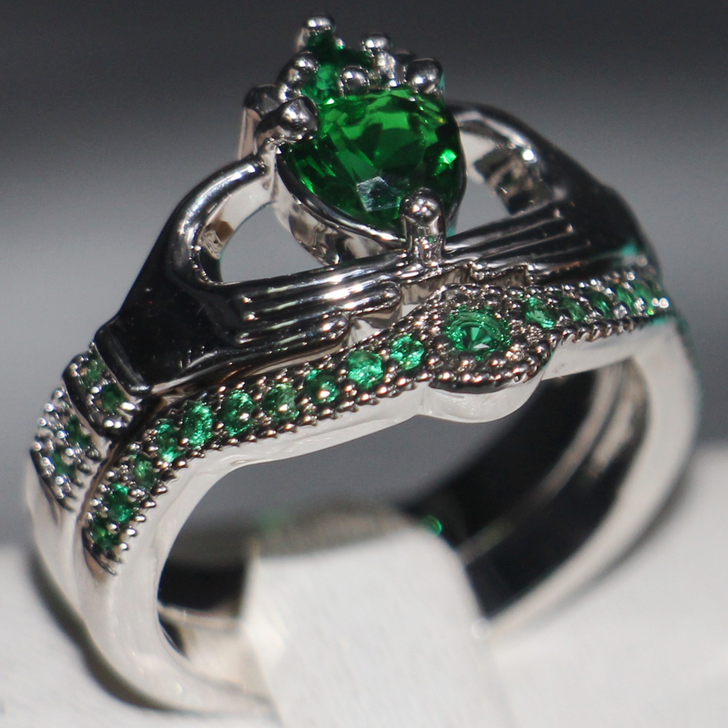 

Claddagh Fashion Jewelry chouchong Unique Desgin 10KT White Gold Filled Heart Shape Emerald Gemstones CZ Diamond Women Wedding Couple Ring
