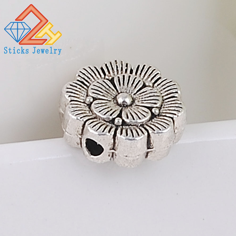 

6 pieces / lot Green Zinc Alloy Material Flower Shape Charms Straight Hole Flat Bead
