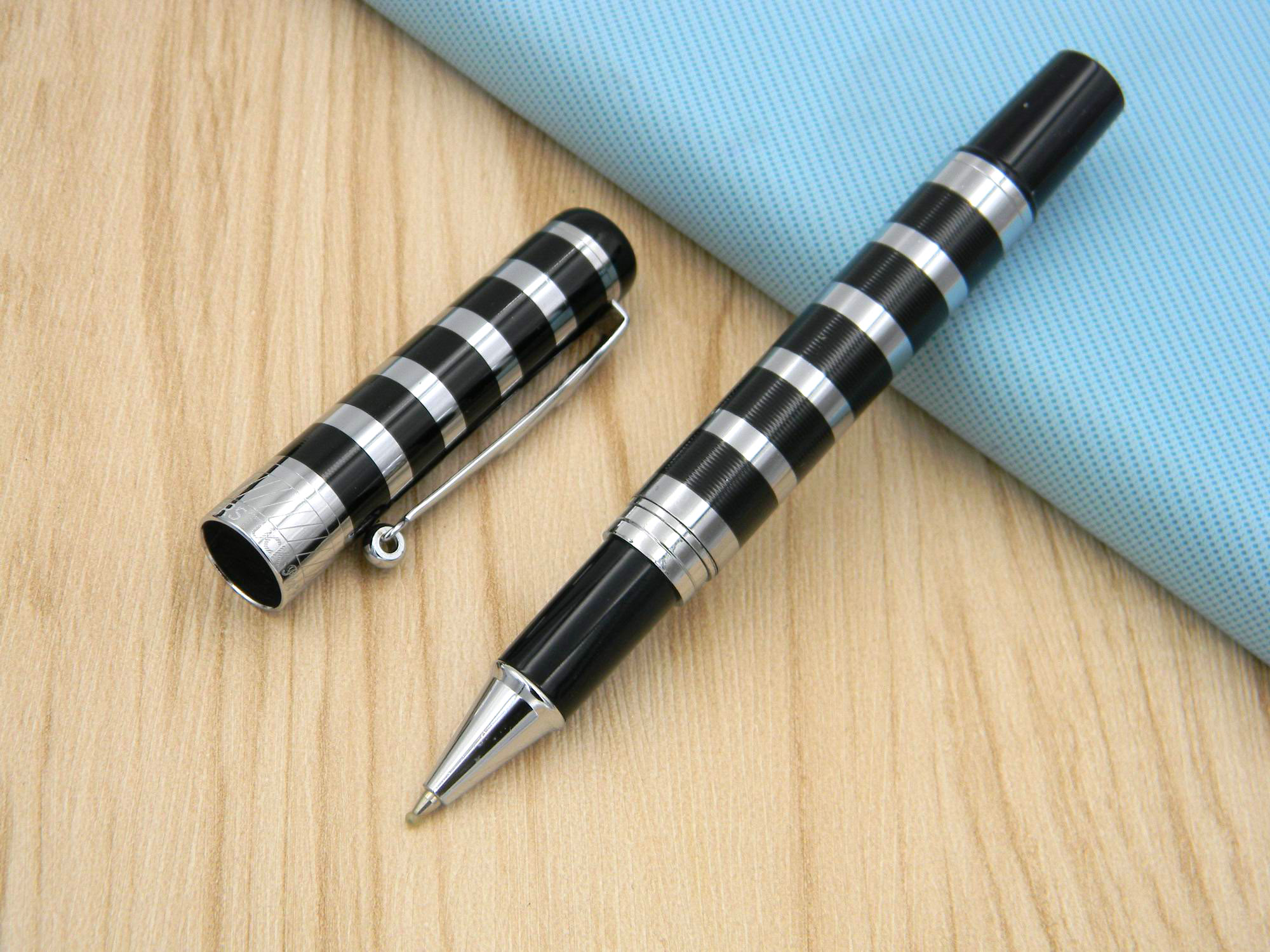 

black circle and white circleNew BLACK Lacquerred Rollerball Pen, A+