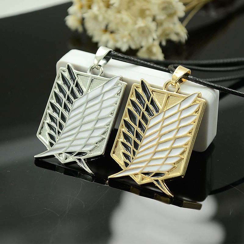 Vente en gros 12pcs / lot attaque sur le collier de titan ailes de pendentif de liberté Collier Cosplay Anime Collier Or / Argent Couleur