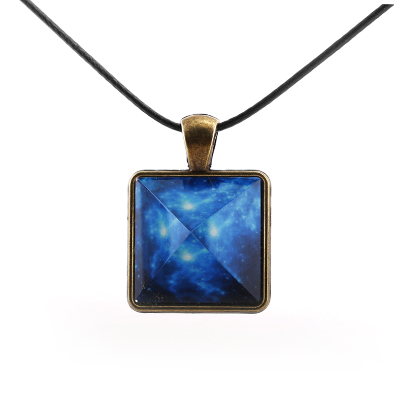 

Original Girls Glow In the Dark Galaxy Pyramids Pendant Necklace Women Vintage Leather Rope Chain Choker Couples Female Jewelry Party Friends Gift